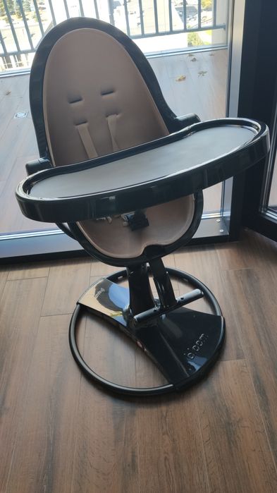 Продається багатофункціональний столик для годування дитини.