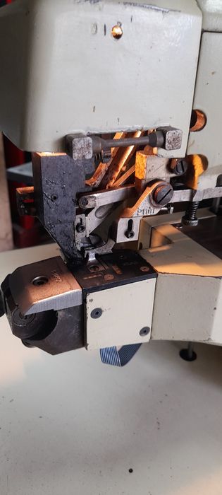 Máquina de orlar pele