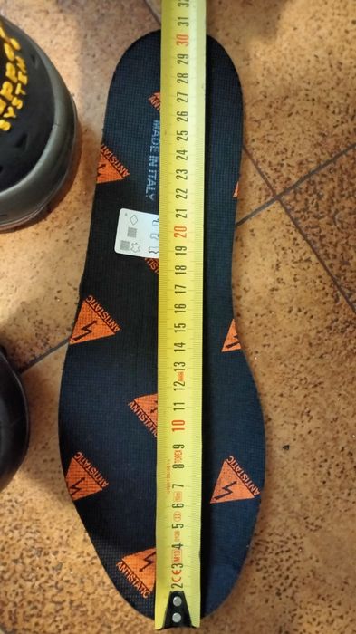 Продам нові робочі черевики італійського виробника !