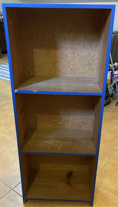 Estante azul em pinho para arrumação