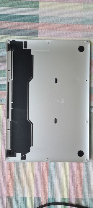 Нижня кришка MacBook Air A2337 з ніжками корпусу (Bottom Case)