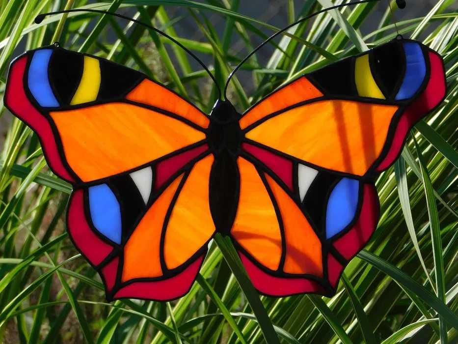 Motyl witrażowy słoneczny
