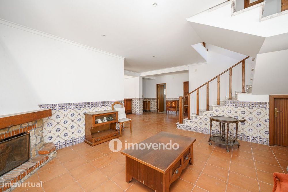 Moradia T4 com garagem e próxima da praia, na Charneca da Caparica