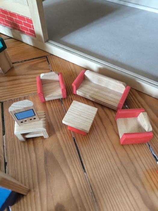 Casa de bonecas de madeira