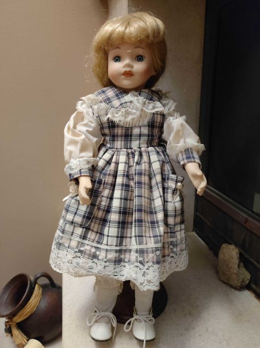 Boneca vintage em bom estado