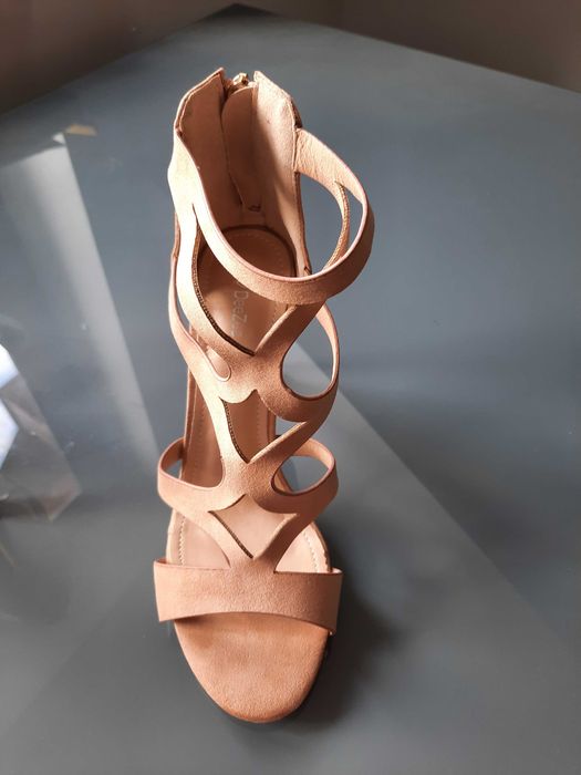 Nowe letnie buty na paski, na obcasie kolor brzoskwiniowy 39