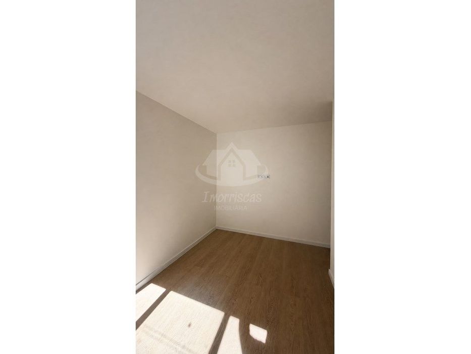 Apartamento T2 remodelado com cozinha equipada e despensa, em Odivelas