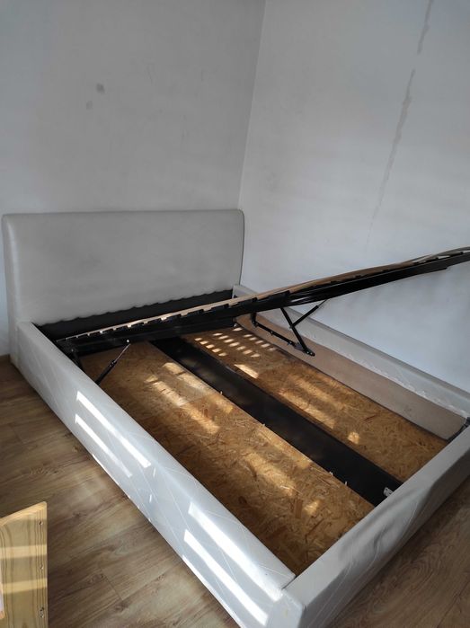 Łóżko tapicerowane ze stelażem 160x200