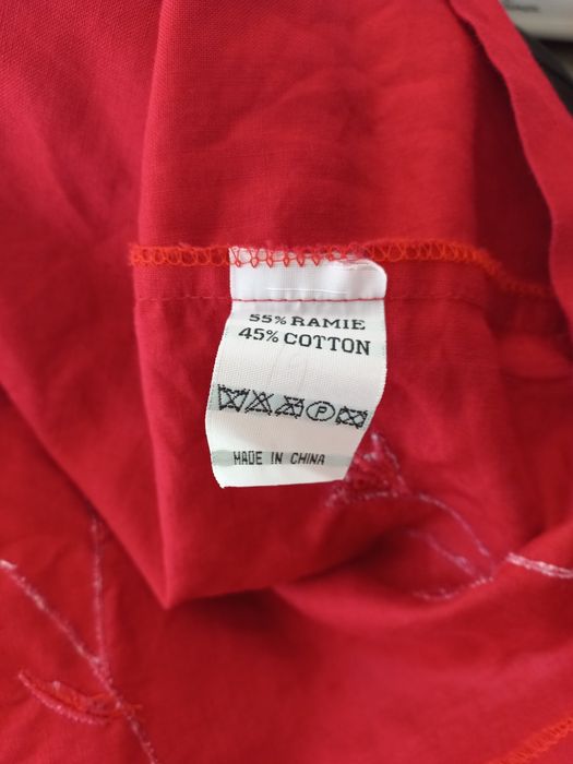 Vestido vermelho comprido com alças e bordados