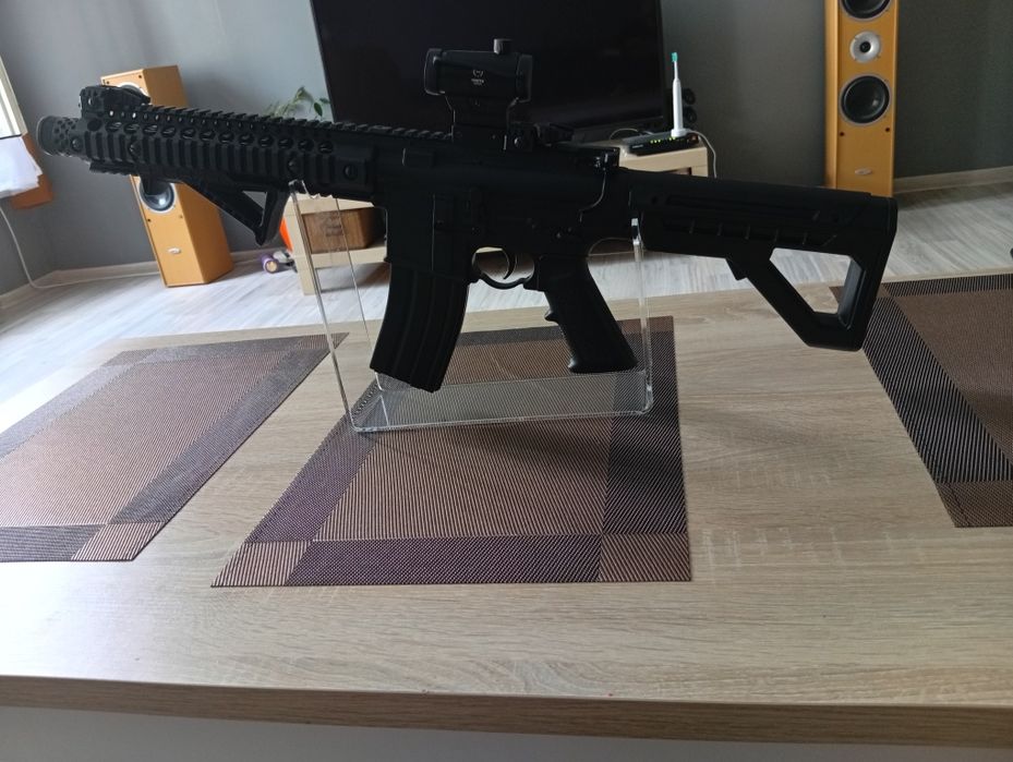 Stojak plexi karabin