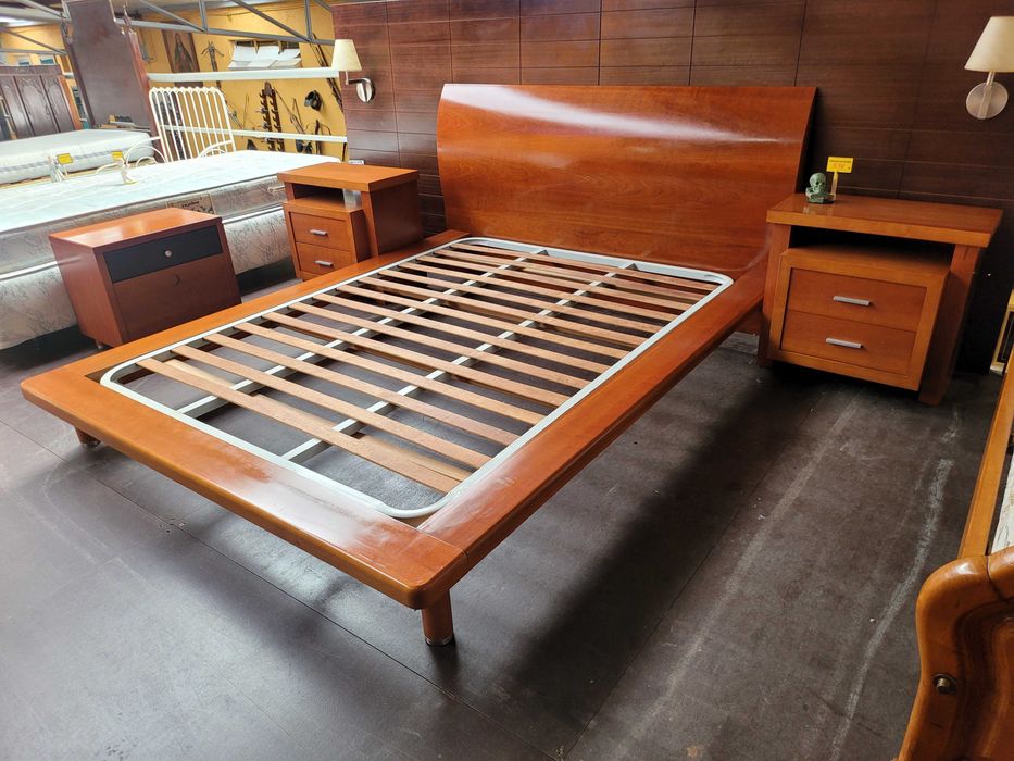 Conjunto de cama e duas mesas de cabeceira - Tudo em óptim