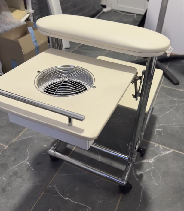 Педикюрне крісло-кушетка + стілець майстра + підставка.