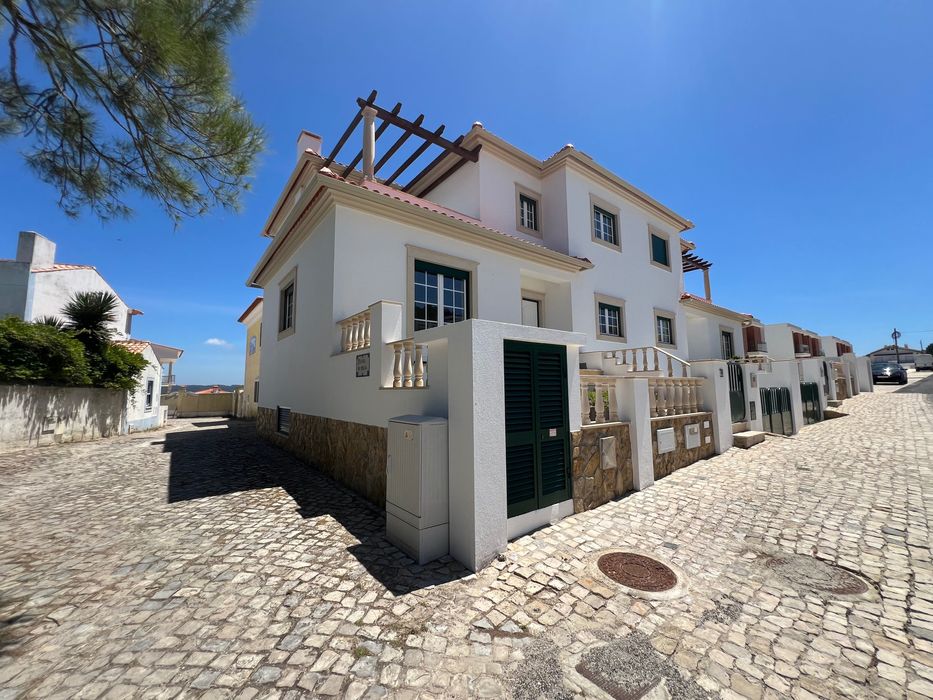 Moradia Geminada T5 em Salir do Porto com garagem ampla e terraço