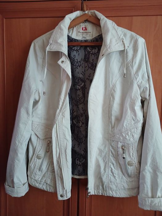 Куртка жіноча, гарна