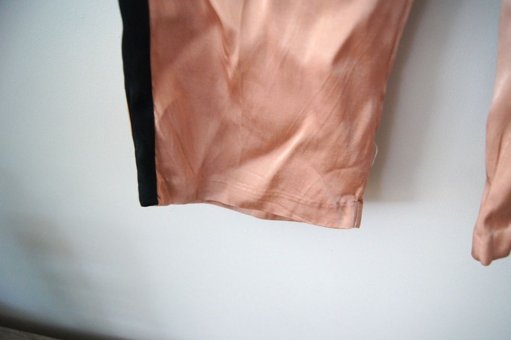 Zara basic 38M eleganckie miedziane lsniace spodnie z czarnym lampasem