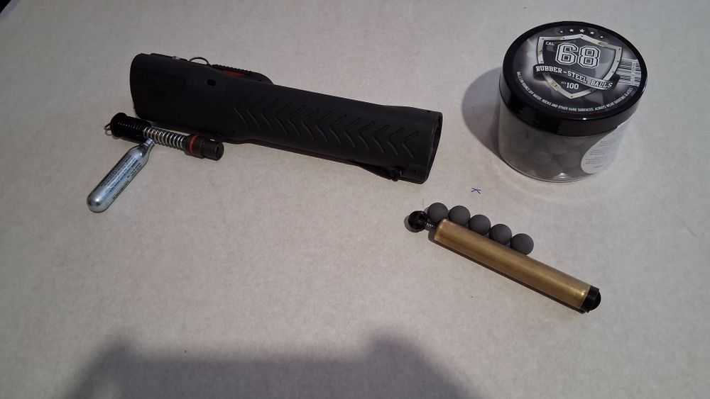 Latarka Taktyczna "PepperBall" Model S2 z laserem +  100 szt. Kul Gumowo-Metalowych Kal. 68