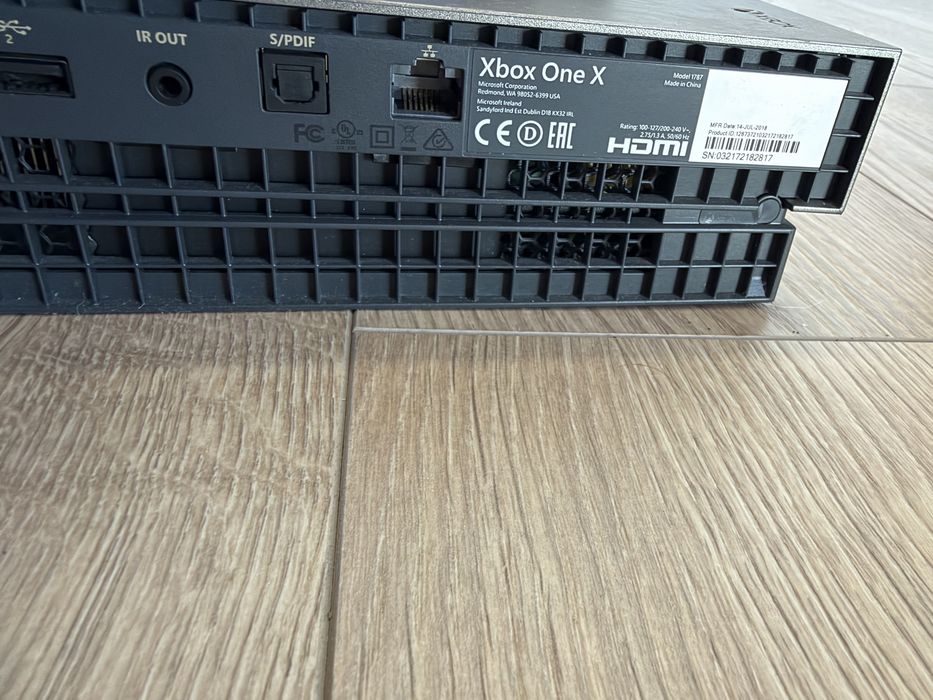 Продам Xbox One X (1TB)