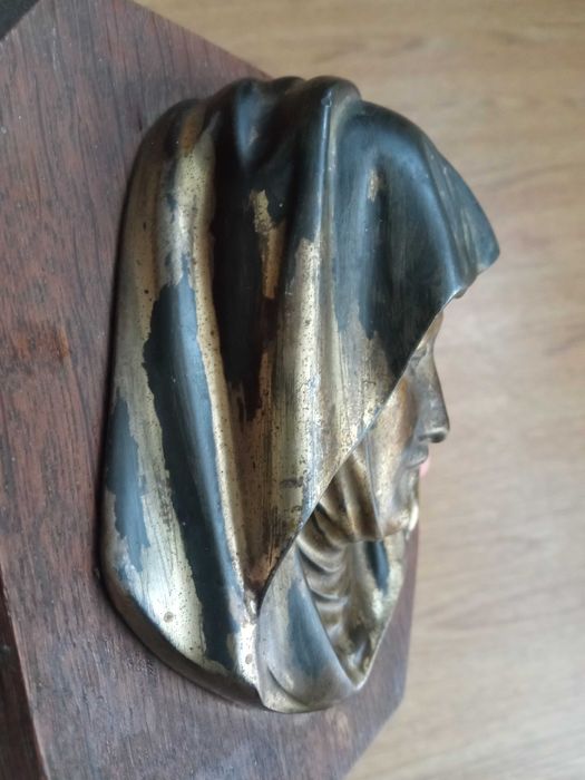 Płaskorzeźba Matka Boska mosiądz na drewnie