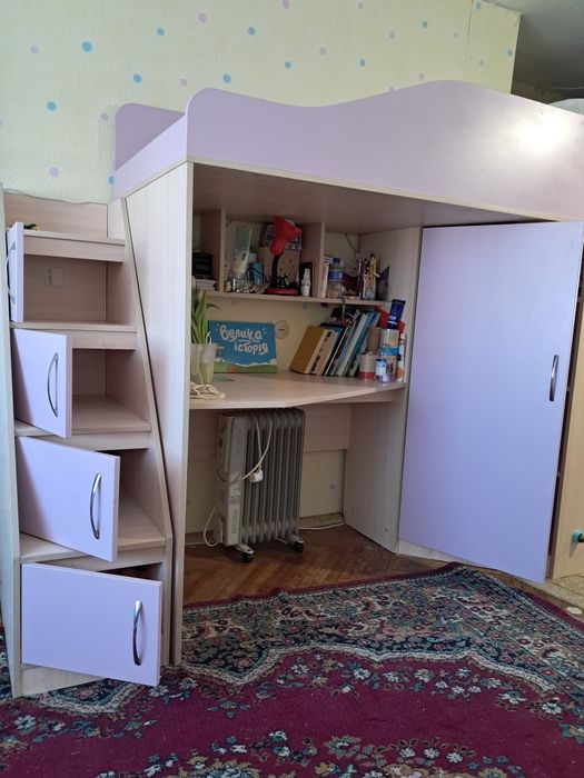 Дитяче ліжко з шафою і столом у гарному стані