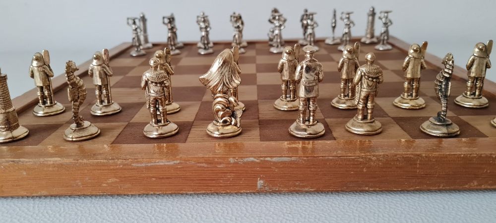 Tabuleiro de xadrez e damas com peças