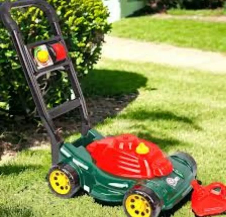 Газонокосарка та набір садівника