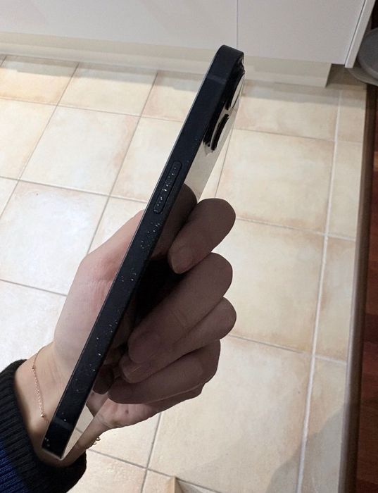 Apple iPhone 13 / Midnight / 128 GB