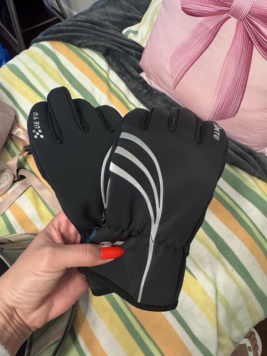 Capacete usado com luvas tamanho P