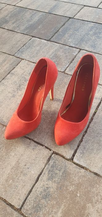 Piekne efektowne czołenka 37