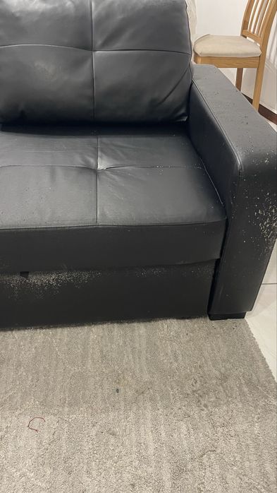 Sofá cama em couro muito confortável