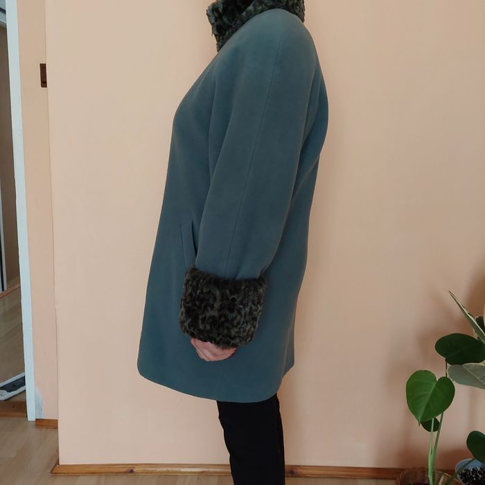 Zielony płaszcz damski