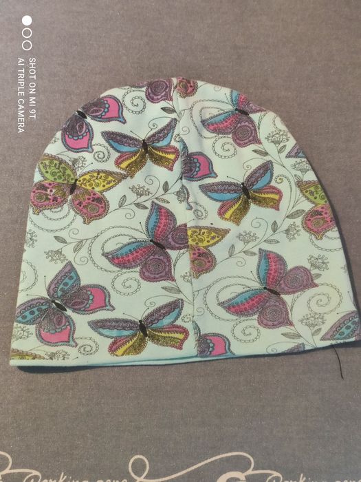 Dzianinowa czapka Moty z koralików, kryształkami