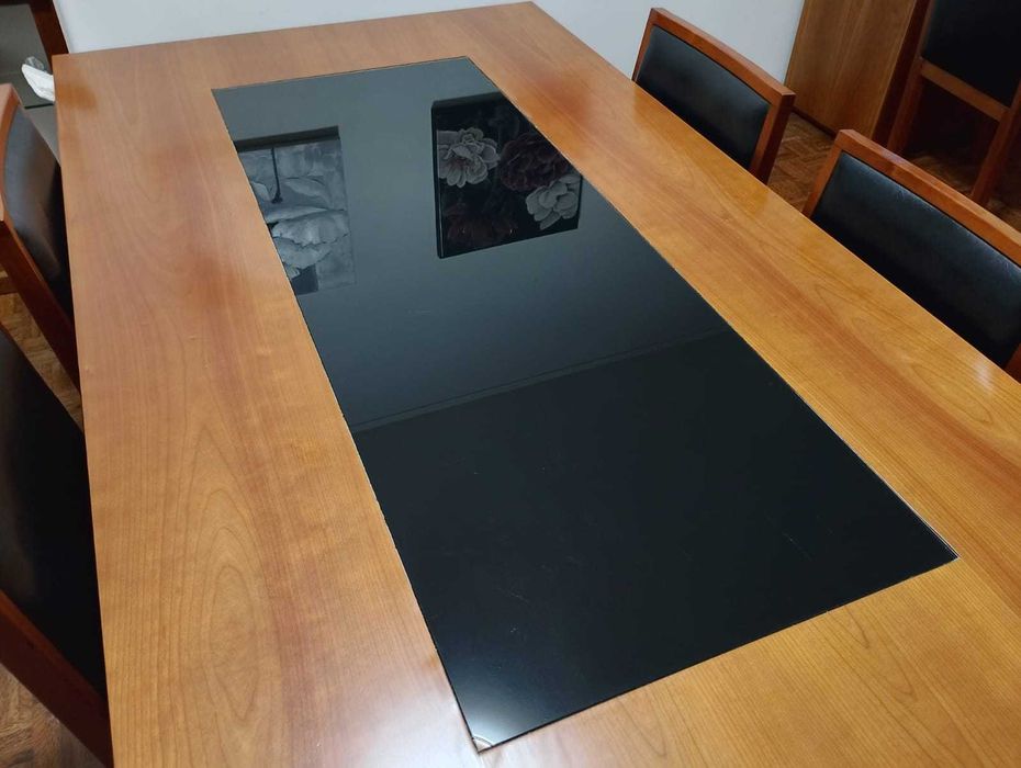 Mesa de cerejeira com quatro cadeiras