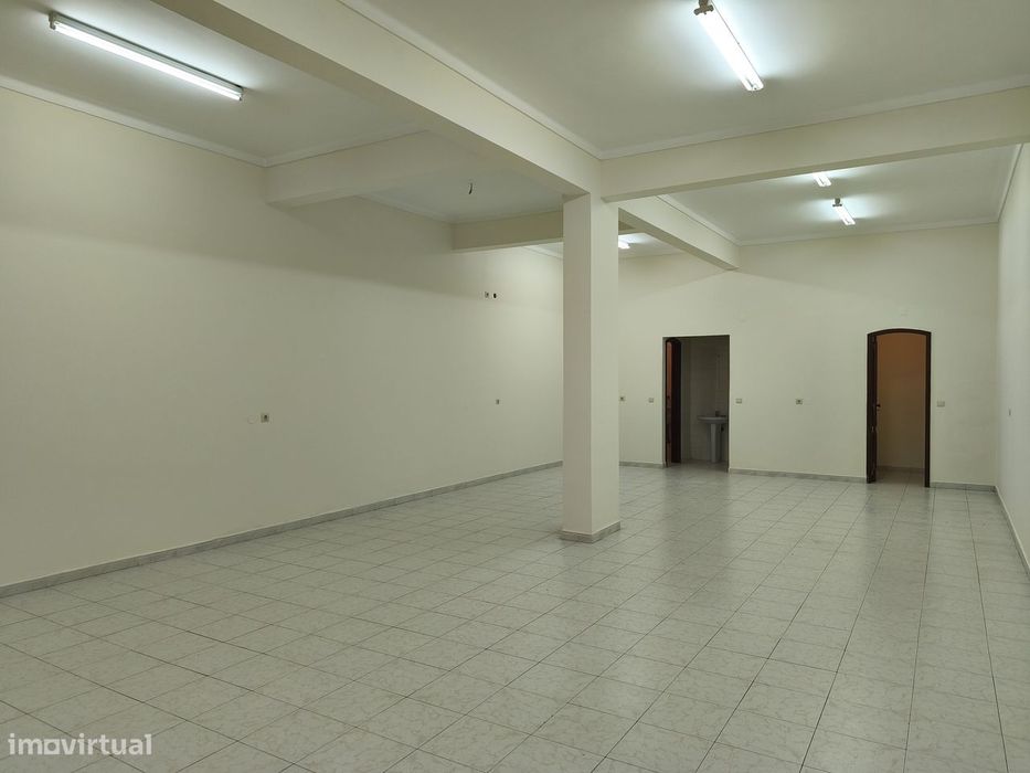 Loja no Casal do Cotão, Bem Conservada, Saída de fumos, 2 WCs, Montra. — Cacém E São Marcos, Lisboa
