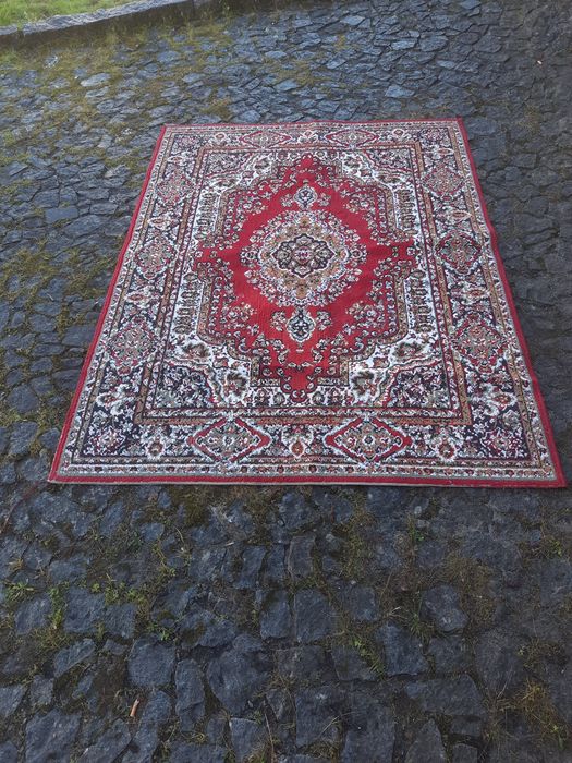 Tapetes e carpetes usados em estado razoável