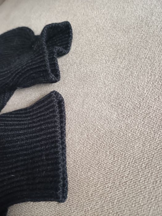 Czarny sweter damski