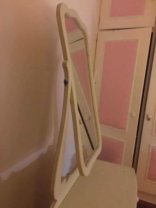 Móvel clássico e feminino com espelho e gavetas