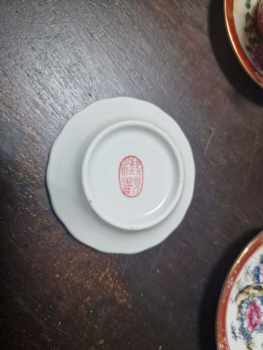 Chávenas  miniaturas com motivos florais " fabricado em Macau "