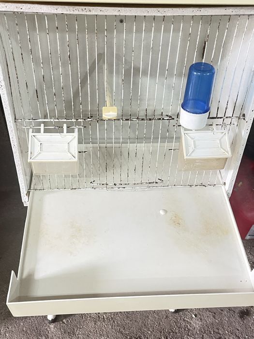 Vendo modelo de tres gaiolas de criação de canarios