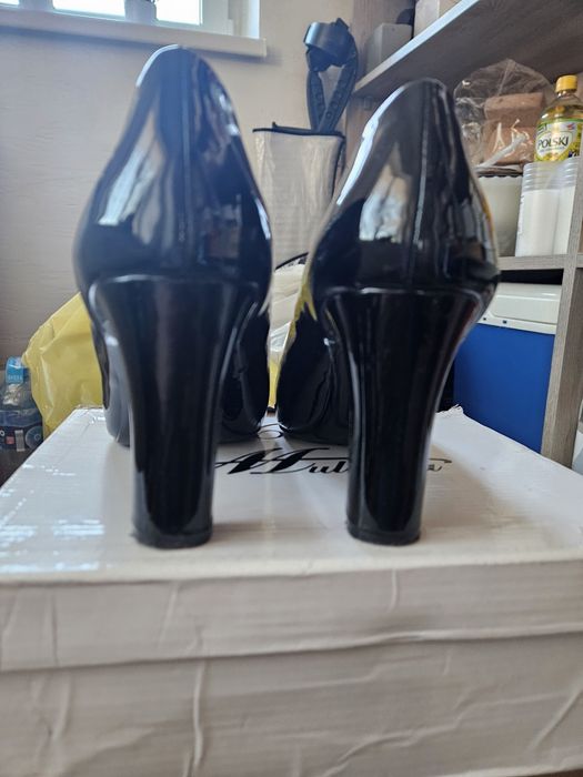 Czarne lakierowane czółenka