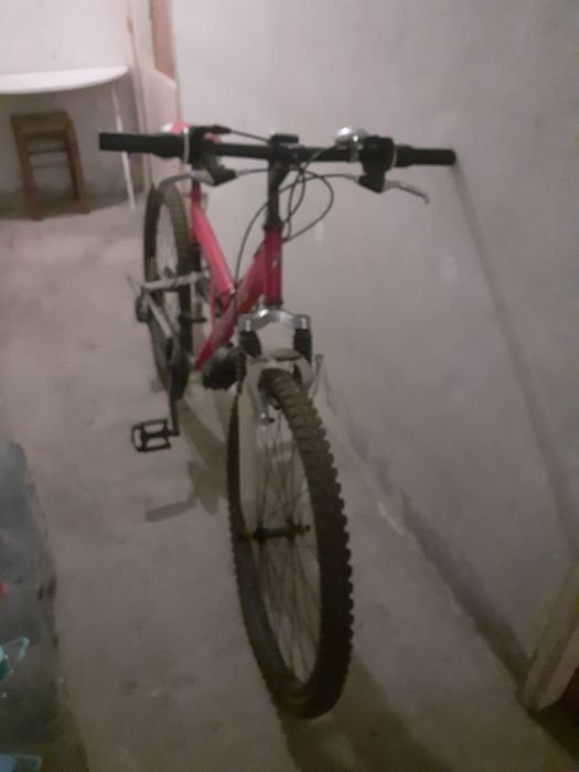 Duas bicicletas pouco usadas