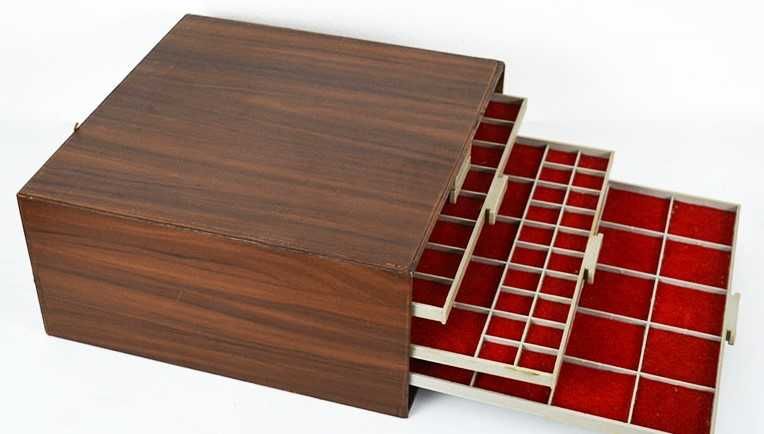 Moldura com Moedas Antigas