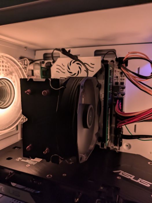 Komputer do gier | RX 6600 8GB | 12 Rdzeni | 16GB RAM | SSD | LEDy