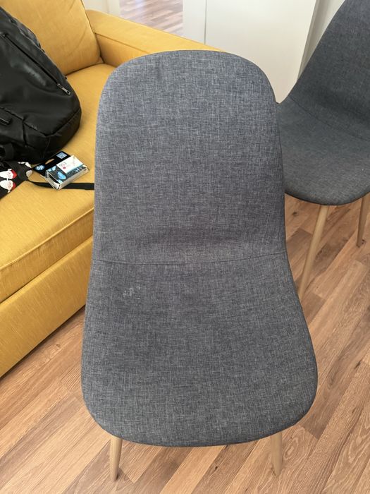 Cadeiras cizentas com pes em madeira