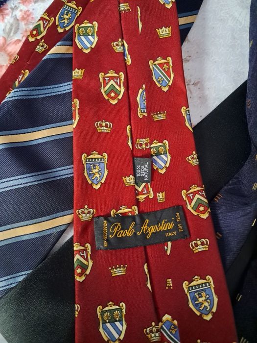 Vendo  várias  gravatas   .