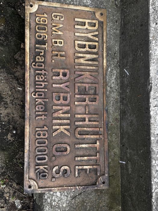 Zabytkowa mosiężna tablica niemiecka