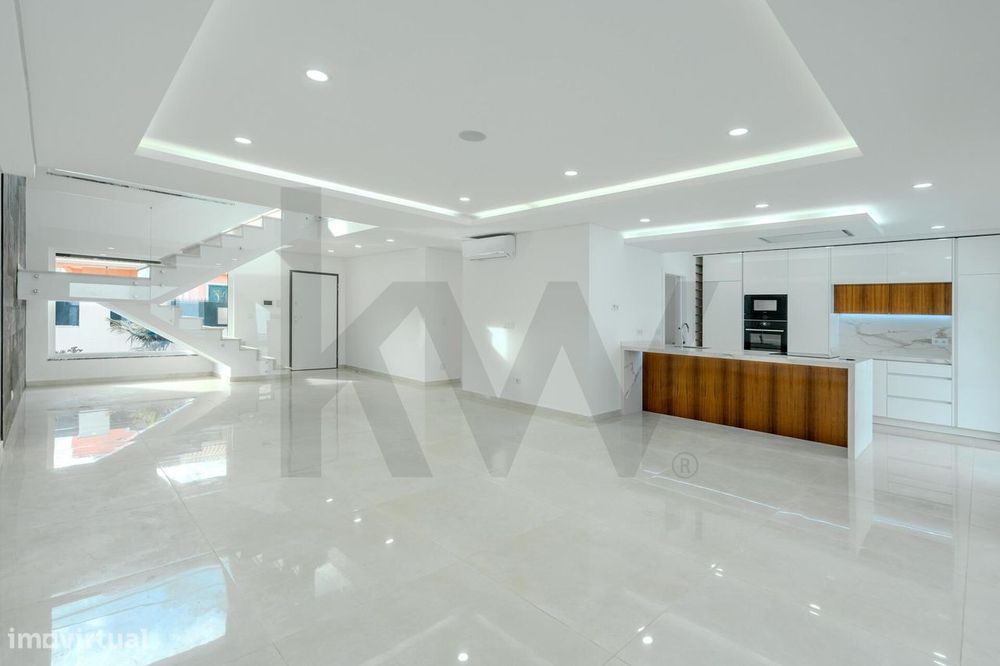 Moradia T4, isolada de design moderno, com piscina, lounge em Valadare