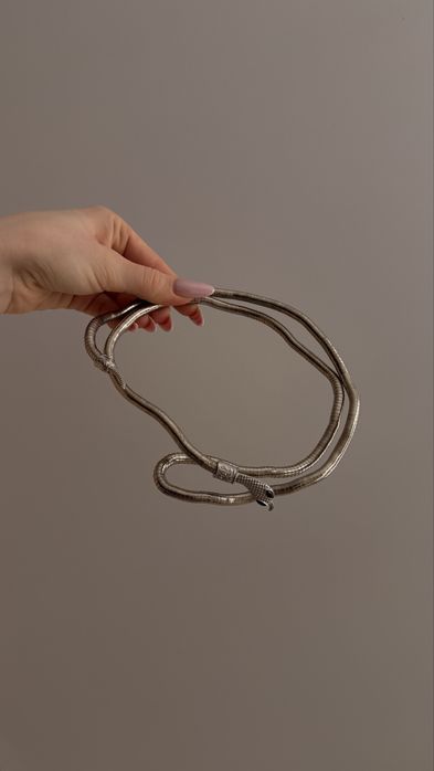 срібне кольє на шию