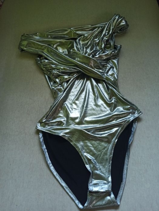 Srebrne błyszczące body damskie ze śliskiego materiału