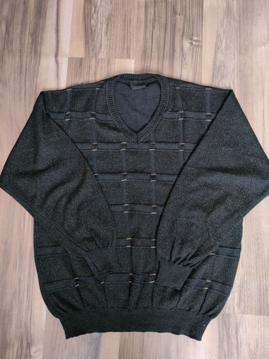 Sweter ze złotą nitką