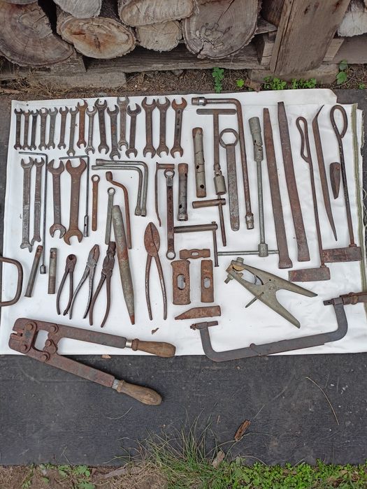 Ключі ражкові, ножиці та мідні паяльники то